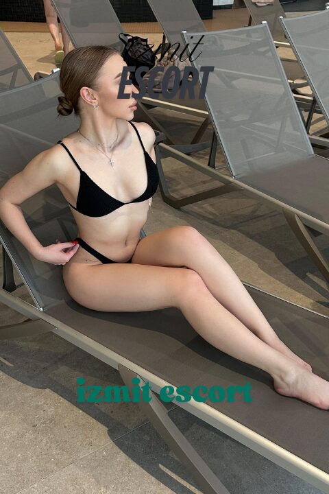 Ama ben onun sesindeki çatallaşmadan anlamıştım: Bu kadının içinde başka bir şey var. Ben Kartepe Escort Nazlı Gözlüklerin Ardındaki Zevk Bombası.