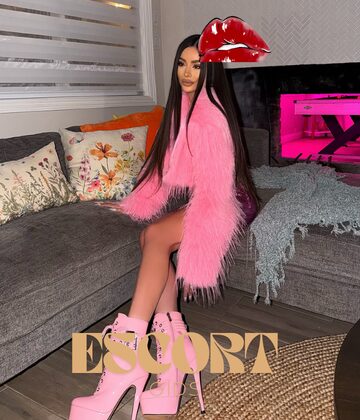 İzmit escort Didem’in anal ilişkiye hazır seksi vücut pozu